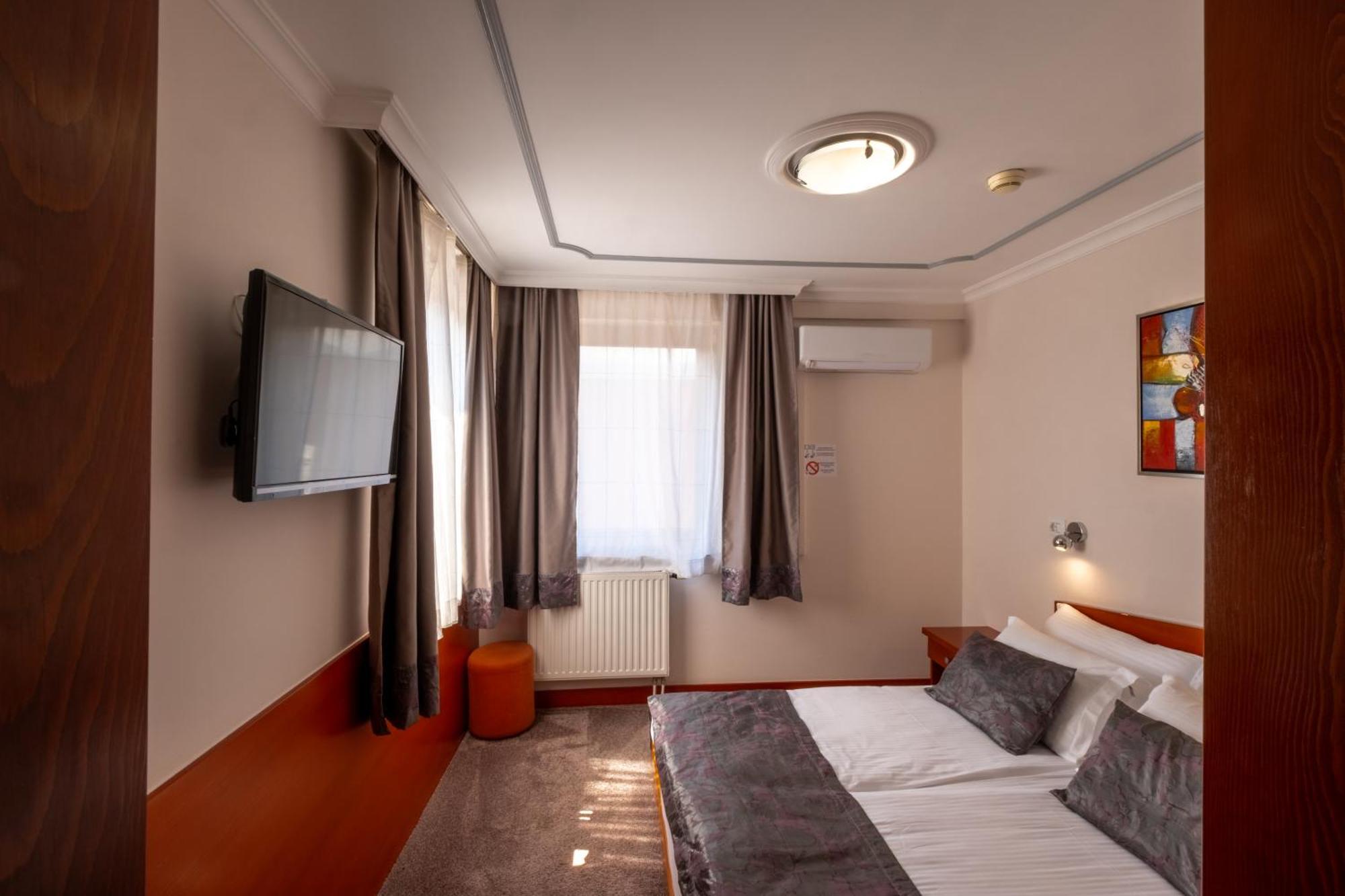 Hotel Bosna 1 Іліджа Екстер'єр фото