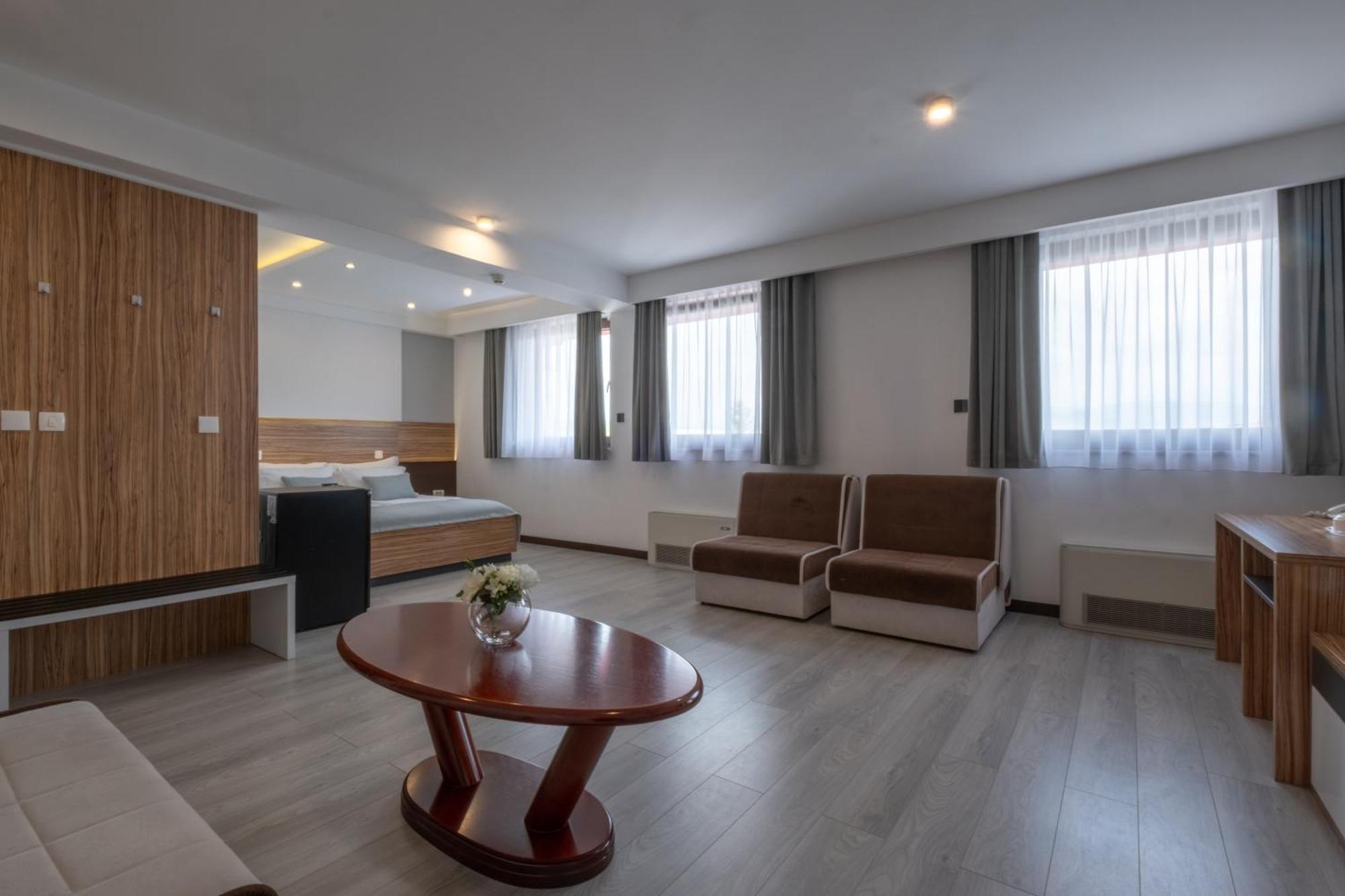 Hotel Bosna 1 Іліджа Екстер'єр фото